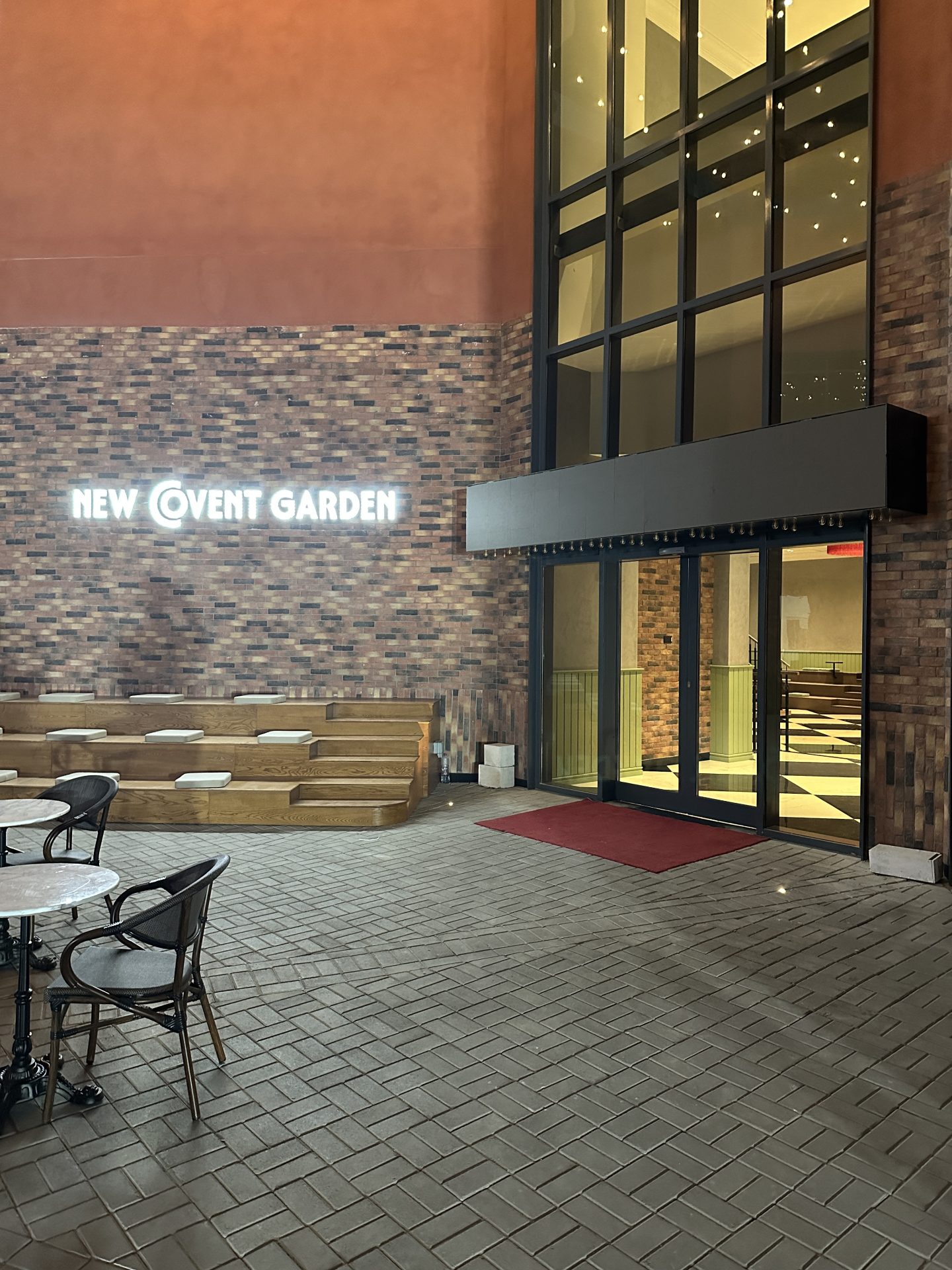 New Covent Garden Theatre Entrance Arch & P2.5 Outdoor LED Screen | Mall of the Emirates Dubai — New Covent Garden Theatre — Entertainment, Theatre & Retail Destination — Mall of the Emirates, Dubai, UAE project gallery image 4